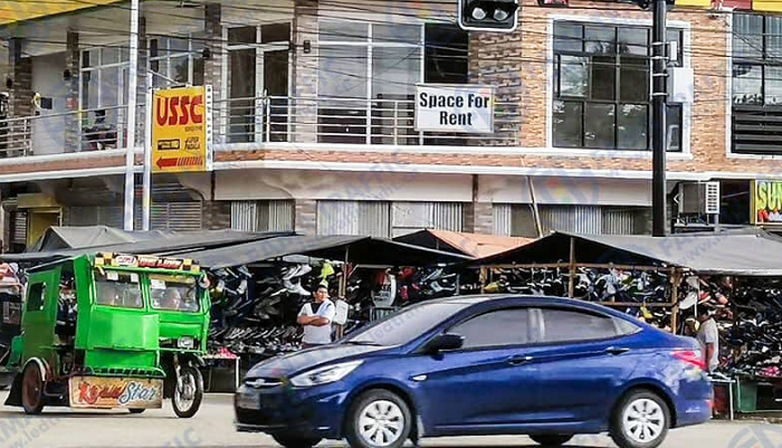 Taa ya trafiki inayoongozwa inasimama kwenye makutano ya barabara nne tofauti kusini mwa mto Elbe